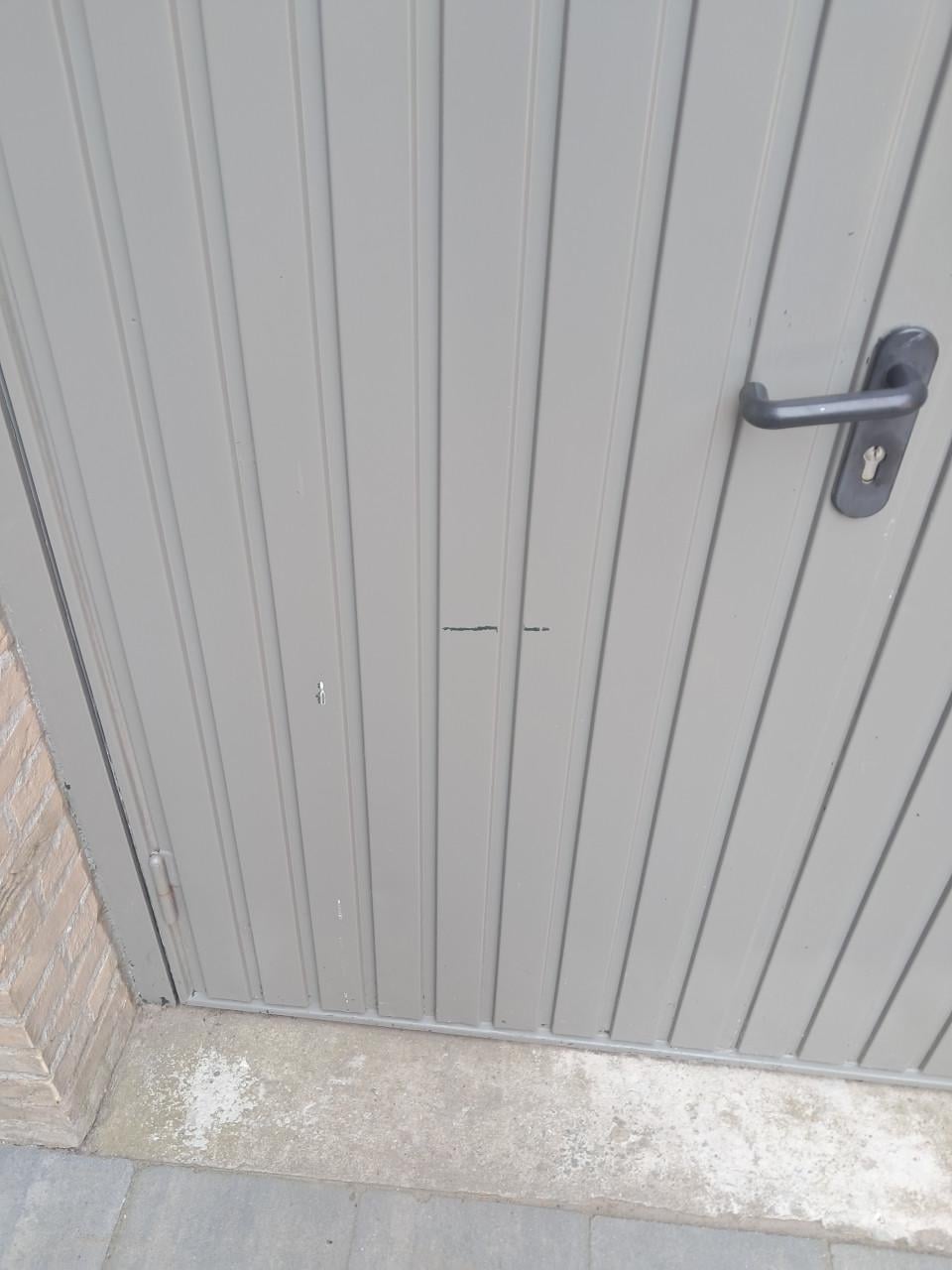 Kantelbare garagedeur met loopdeur