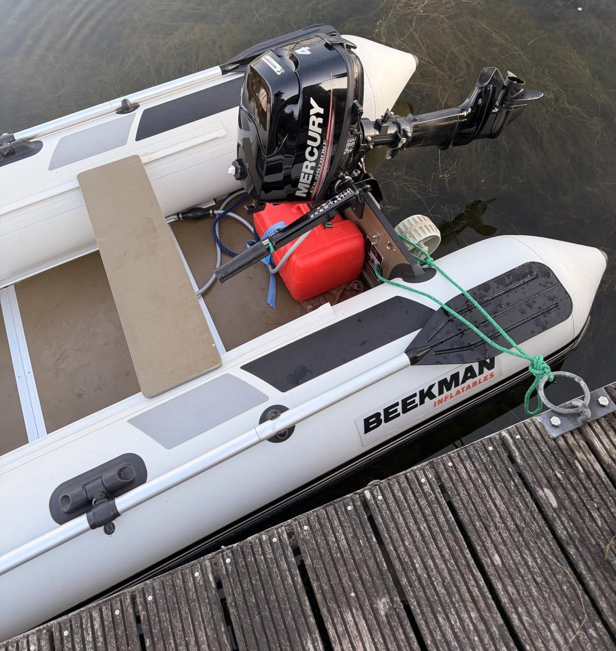 Rubber bootje Beekman met buitenboordmotor