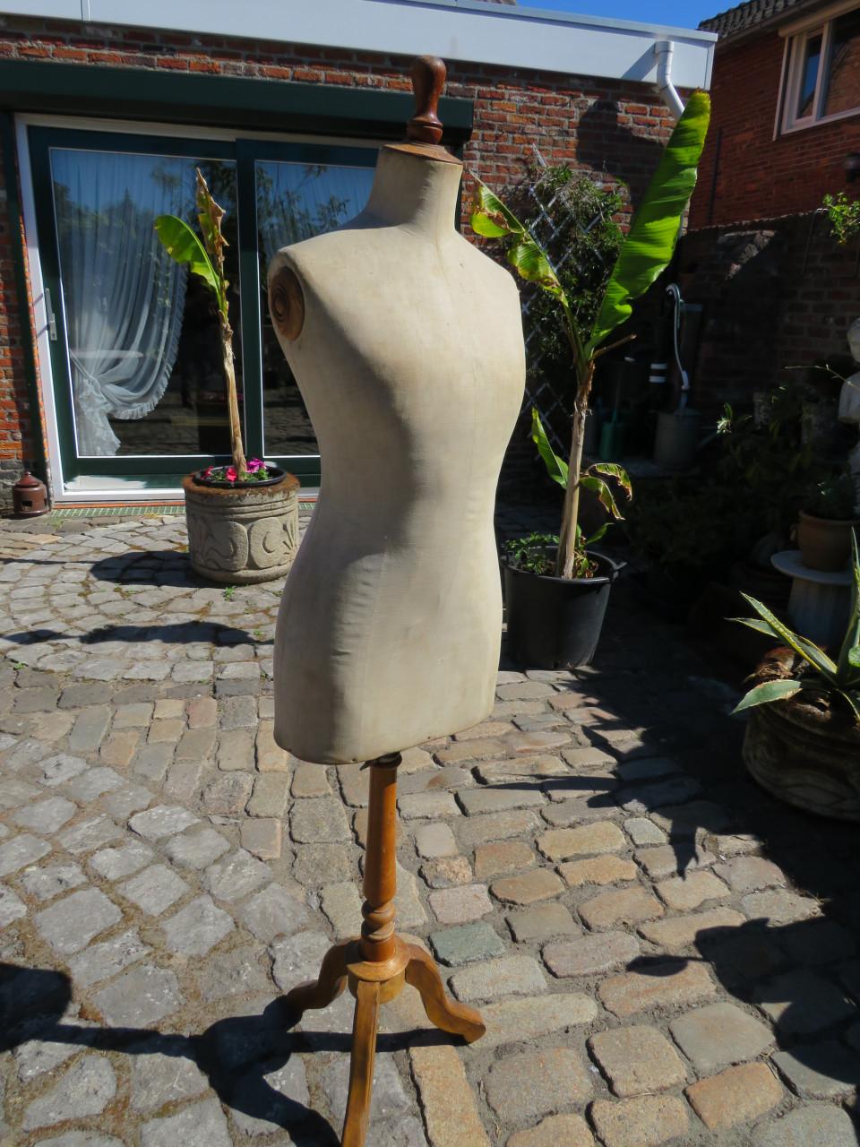 Antieke paspop met houten onderstel