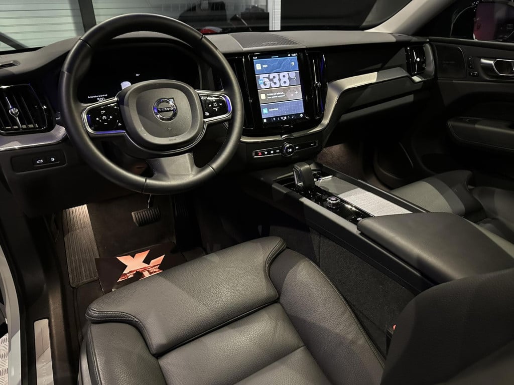 Volvo XC60 2.0 t6 plug-in hybrid awd plus dark *pano*hksound*leder*memory*
