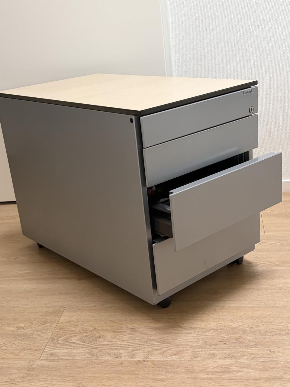Groot bureau (tafel met verrijdbare ladenkast)