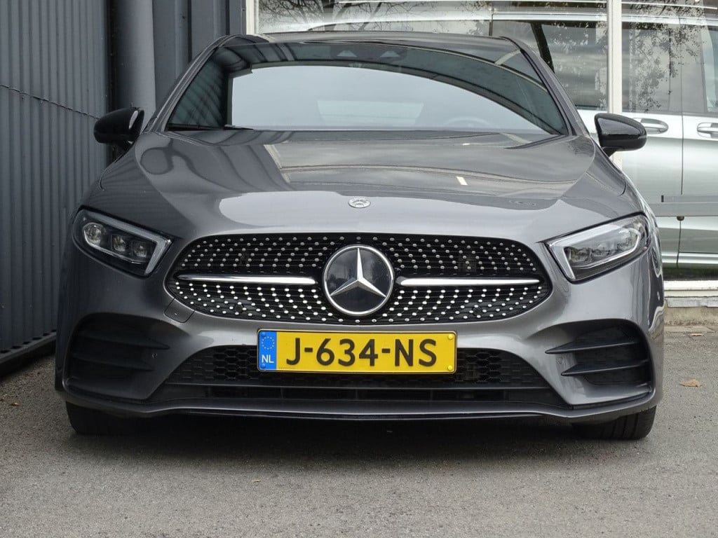 Mercedes-Benz A-Klasse 180 business solution amg | pano | led | el trekhaak