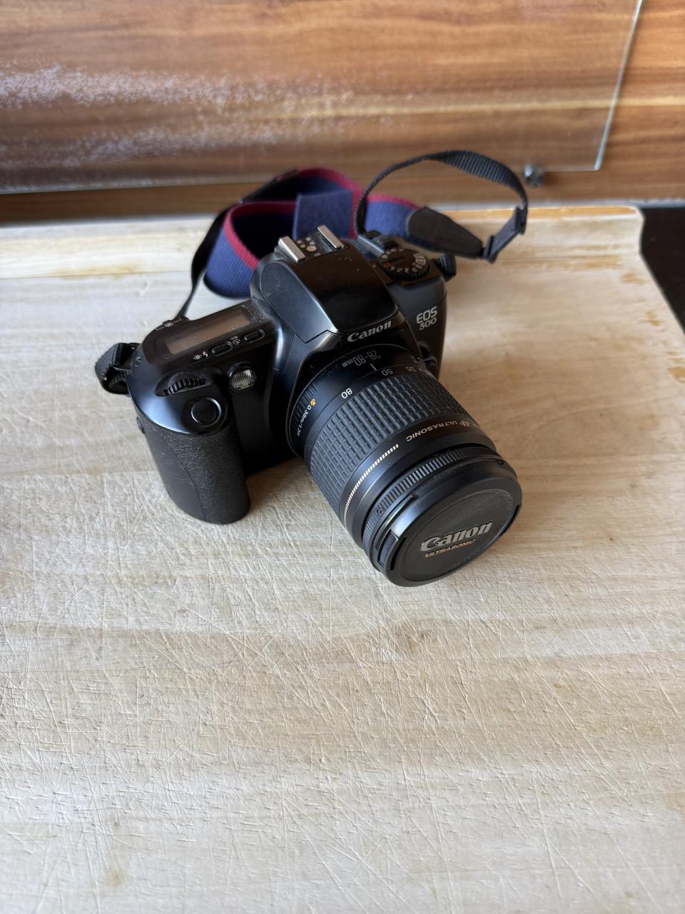 Canon Eos 500 body. Canon draagband. Canon 28-80 lens