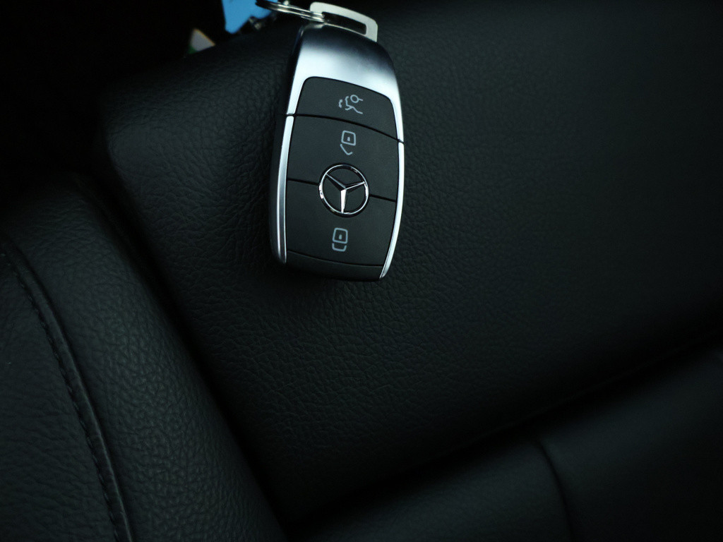 Mercedes-Benz Glb 180 business solution luxury | trekhaak | sfeerverlichtin