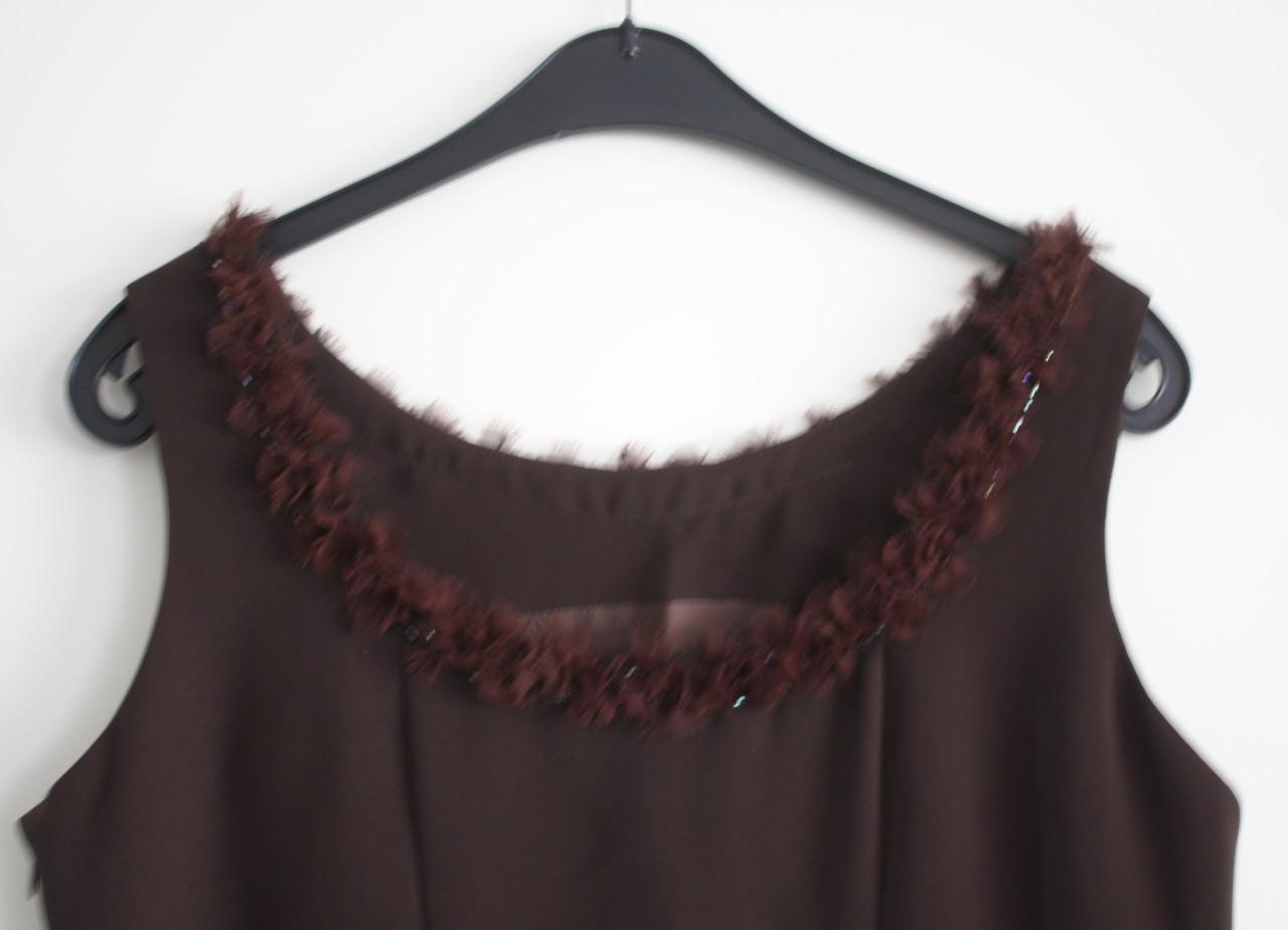 Nette bruine jurk met bewerkte hals maat 42