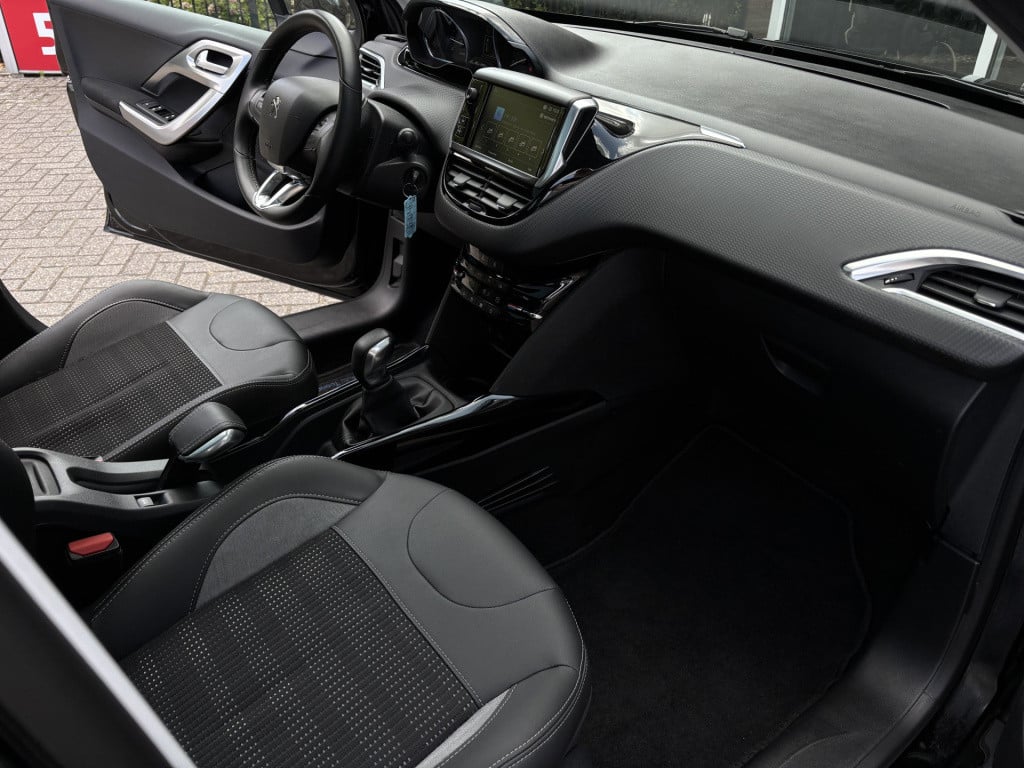 Peugeot 2008 allure 1.2-111pk/panoramadak