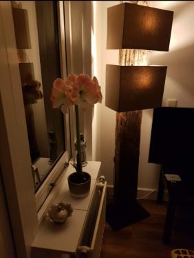 Houten biels vloerlamp, 1,75 m hoog.