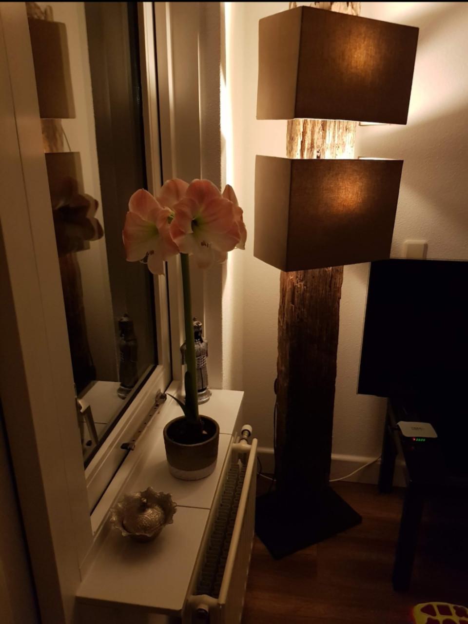 Houten biels vloerlamp, 1,75 m hoog.