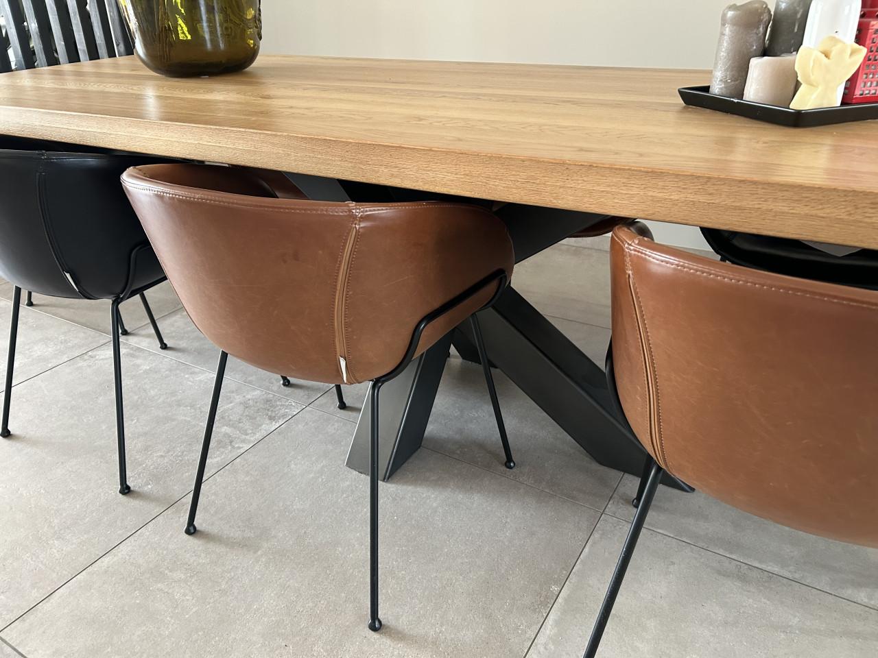 Mooie eetkamertafel en design leren stoelen