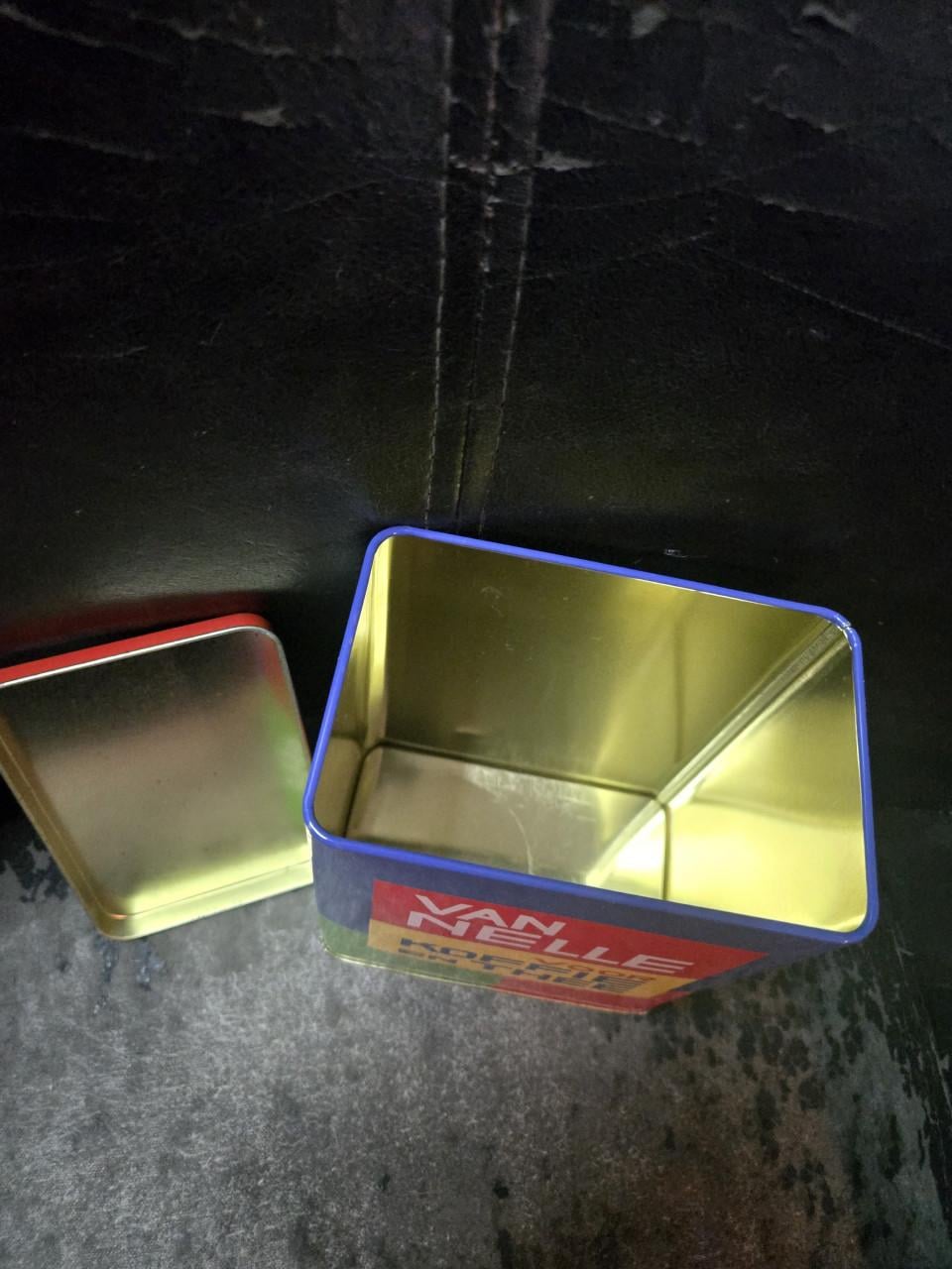 Vintage Van Nelle blik voor koffie en thee, He: 15,5cm. L: 12 cm. B: 8 cm.