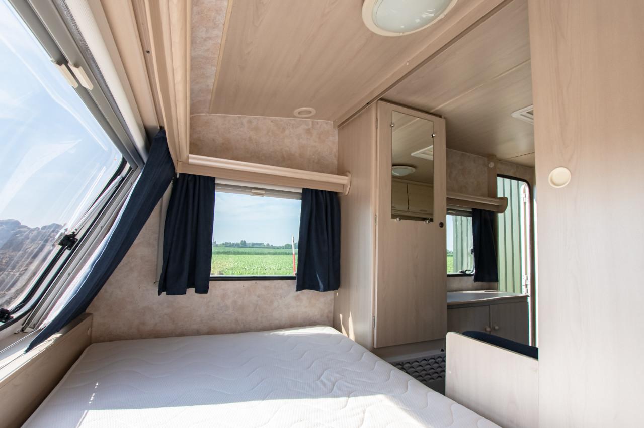 Nette caravan Caravelair Bamba de Luxe met stalling