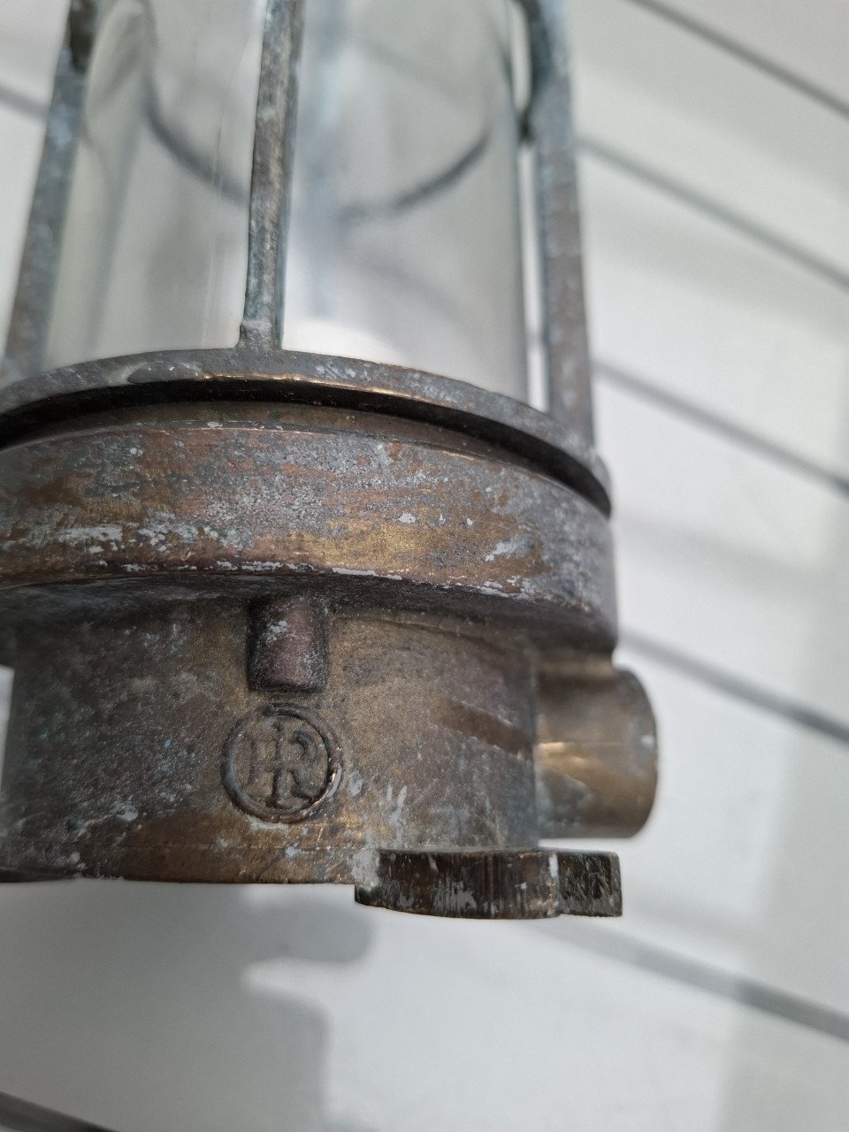 Oude messing wandlamp .