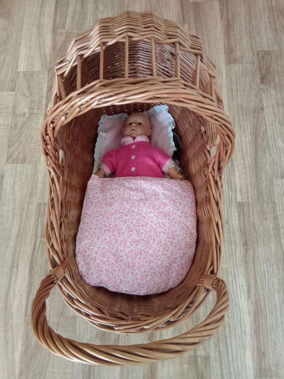 Prachtige rieten poppenwagen