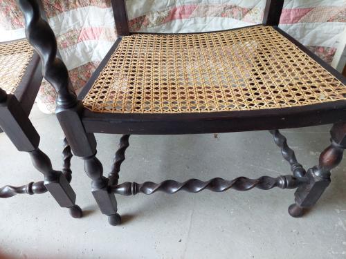 Twee antieke stoeltjes