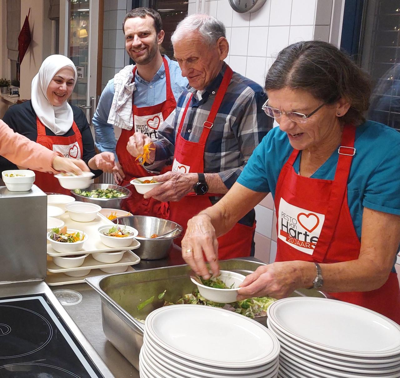 Resto VanHarte zoekt vrijwillig keukenpersoneel en gastvrouwen/heren