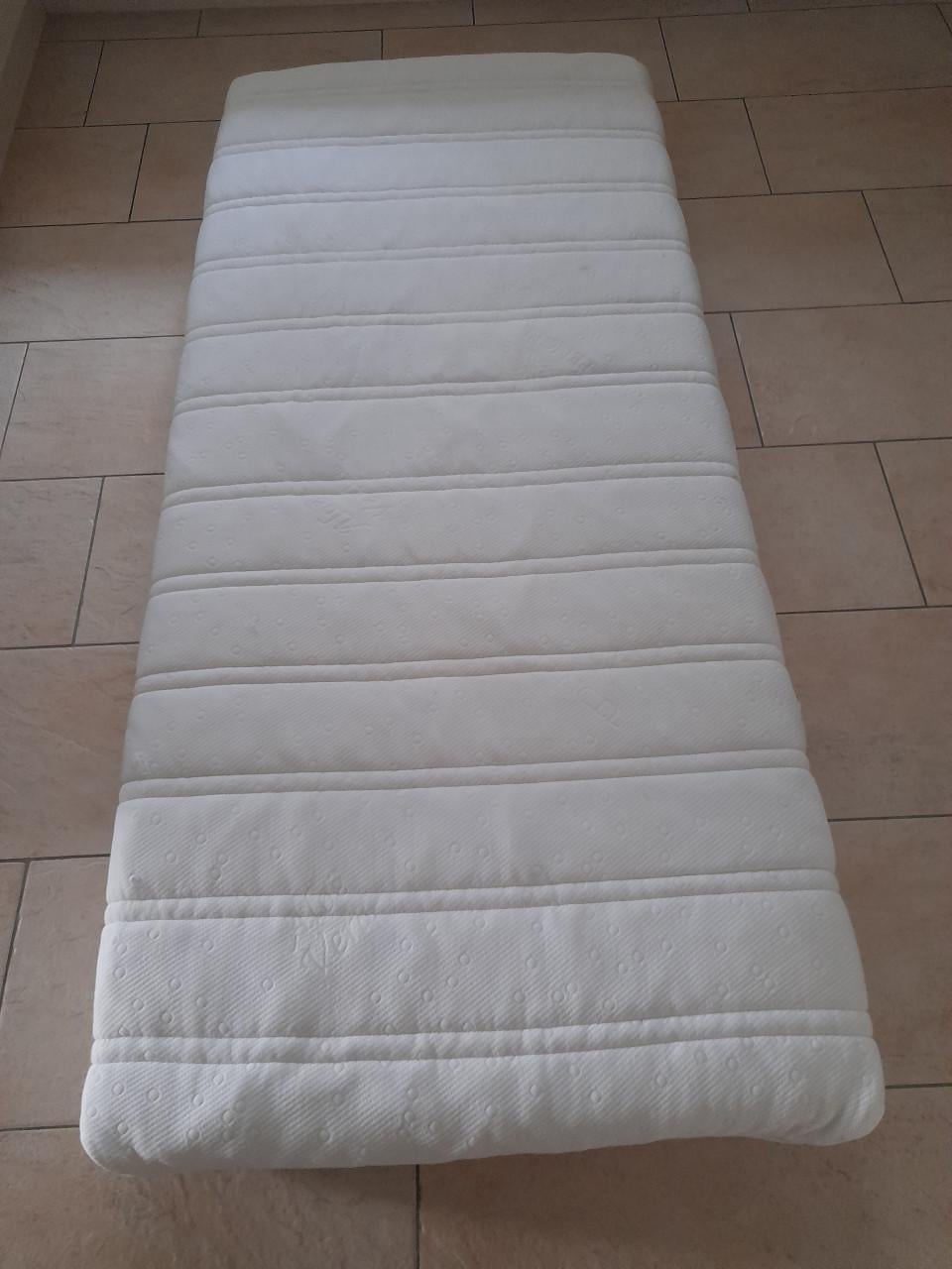 1 Persoons meiden bed  90 x 200 (in goede nette staat )