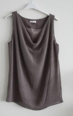 Glanzende bruin grijze top met zigzag struktuur maat s