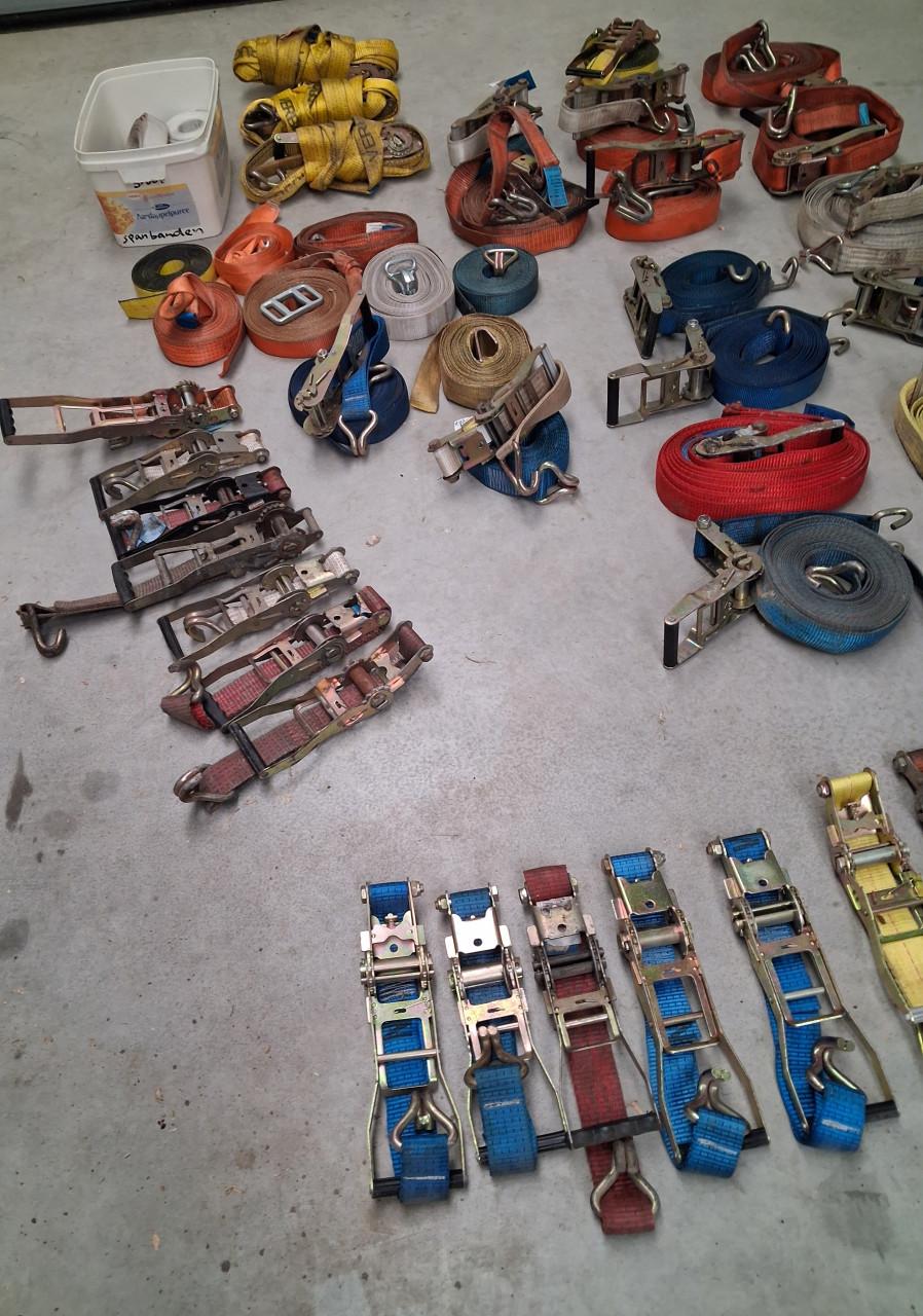 Spanbanden compleet met haken en ratels. .