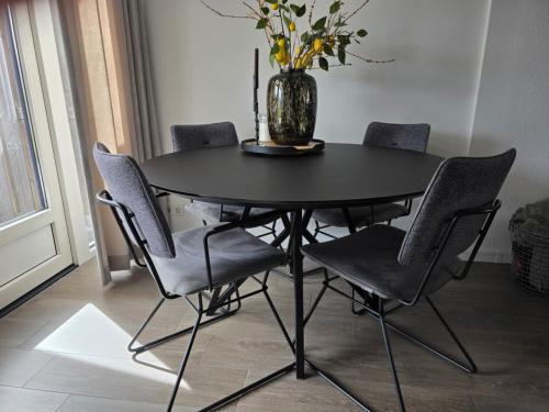 Studio Henk eettafel zwart HPL