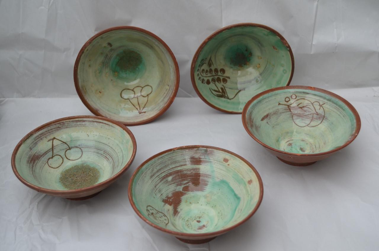 Keramiek 5 schaaltjes gesigneerd 'Haemstede' denk ik.