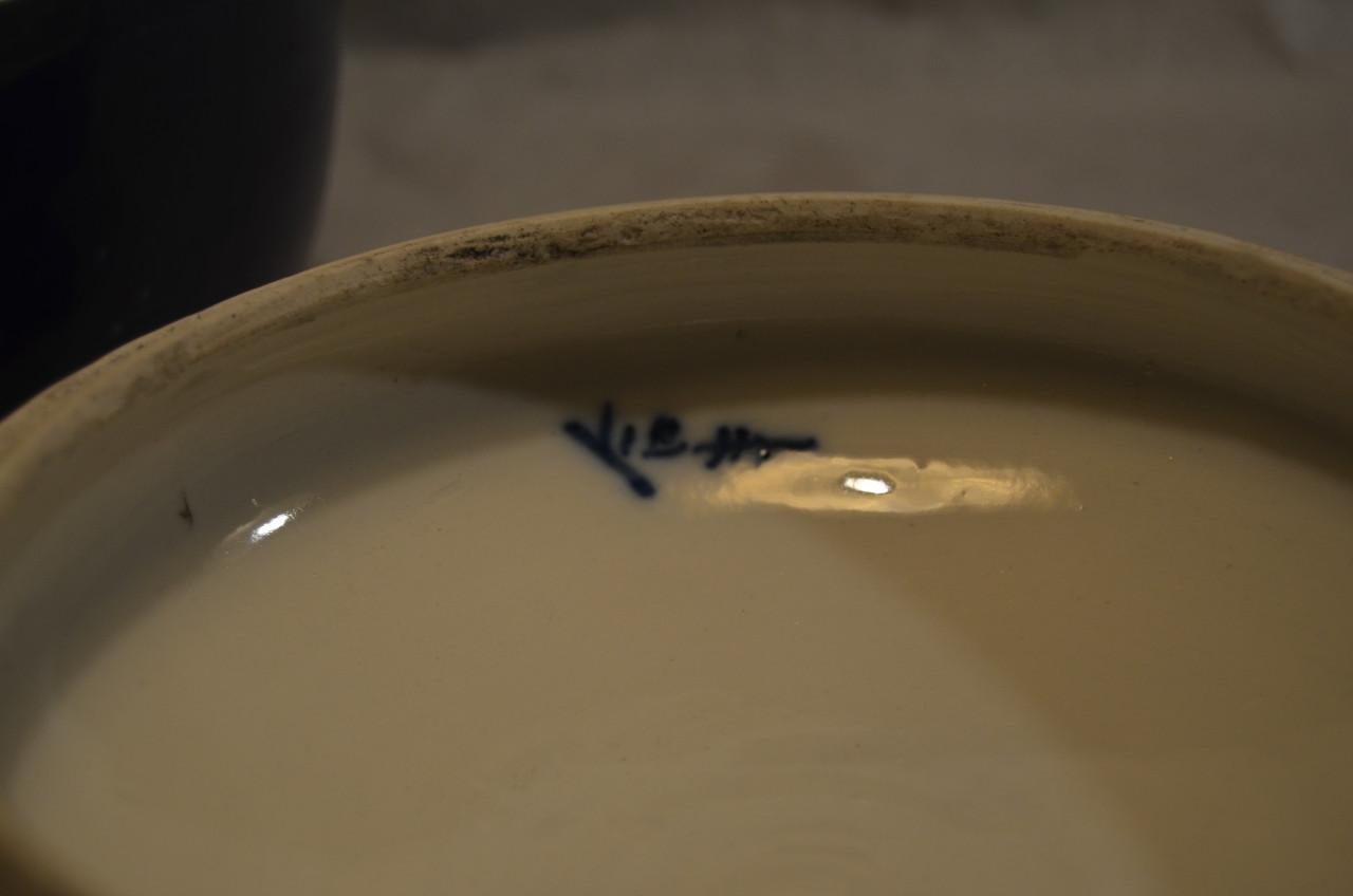 Twee polychrome porseleinen dekselpotten China 20e eeuw.