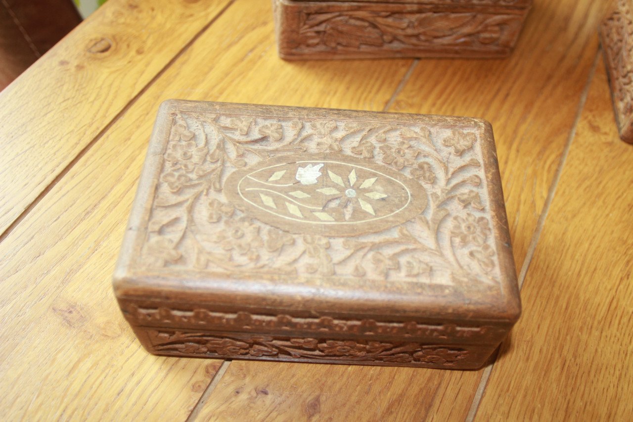 Houten doosjes van houtsnijwerk