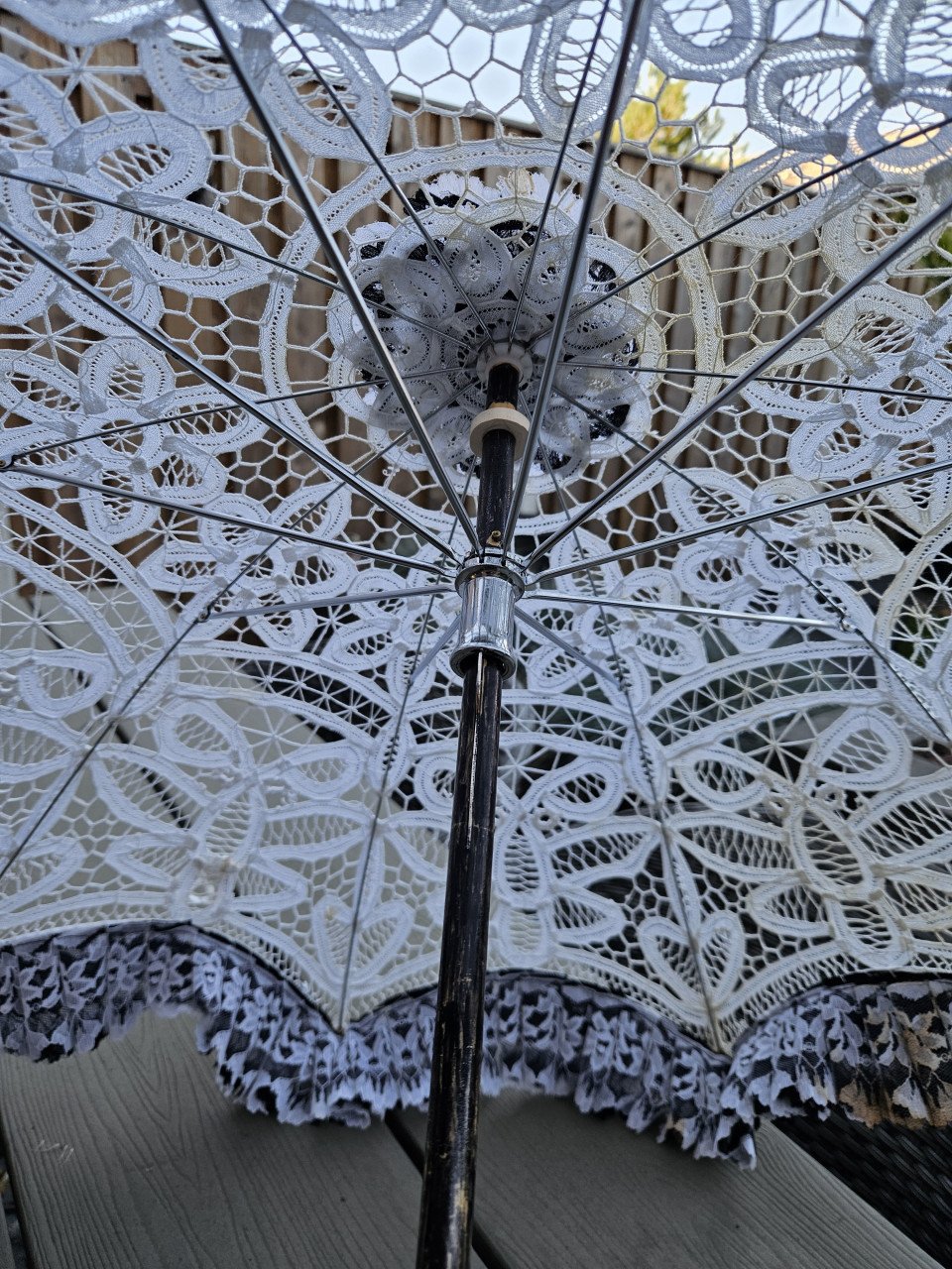 Prachtige vintage bruiloft kanten parasol met een mooie houten handvat...