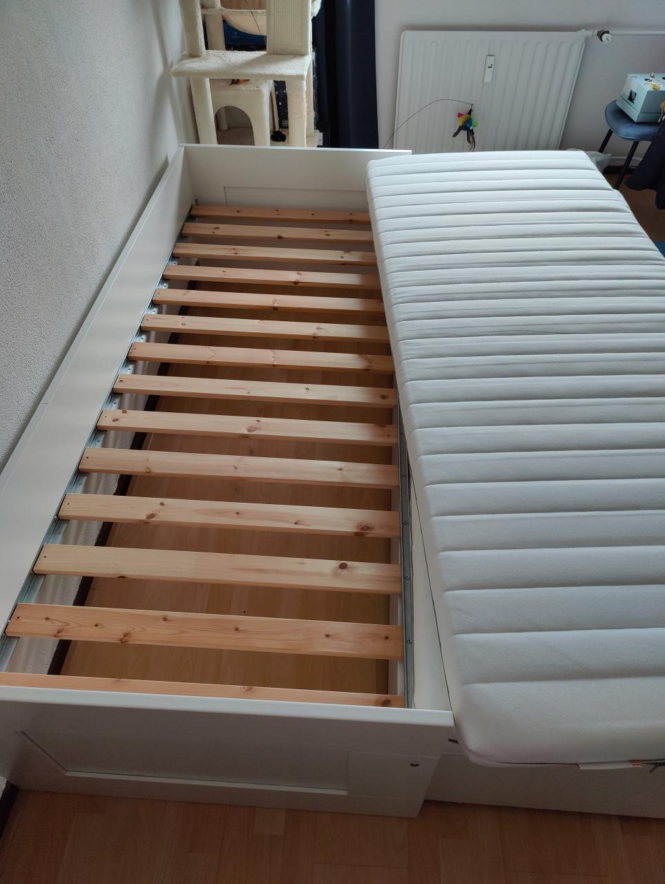 Logeer bed uitschuifbaar één of tweepersoons - IKEA bedbank + 2 matrassen