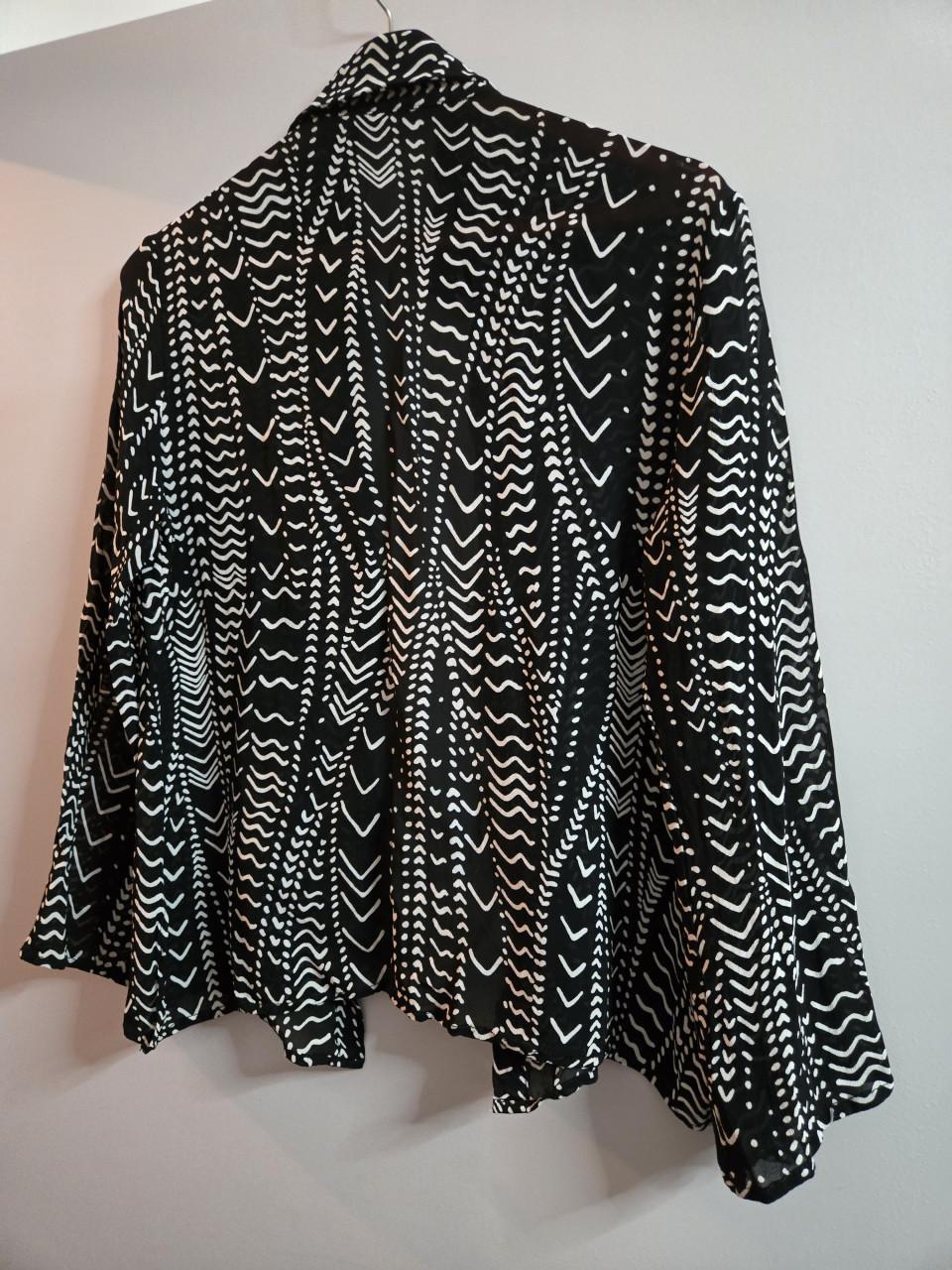 Zwart-witte damesblouse Maat IT 52/ EU 46 Valt klein uit.