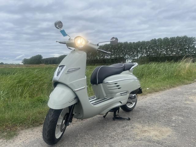 Schitterende peugeot django limited, helemaal origineel dubbelzadel enz enz