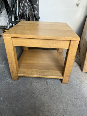 Zwaar Houten bijzettafel met onderblad Stevige massief houten bijzettafel