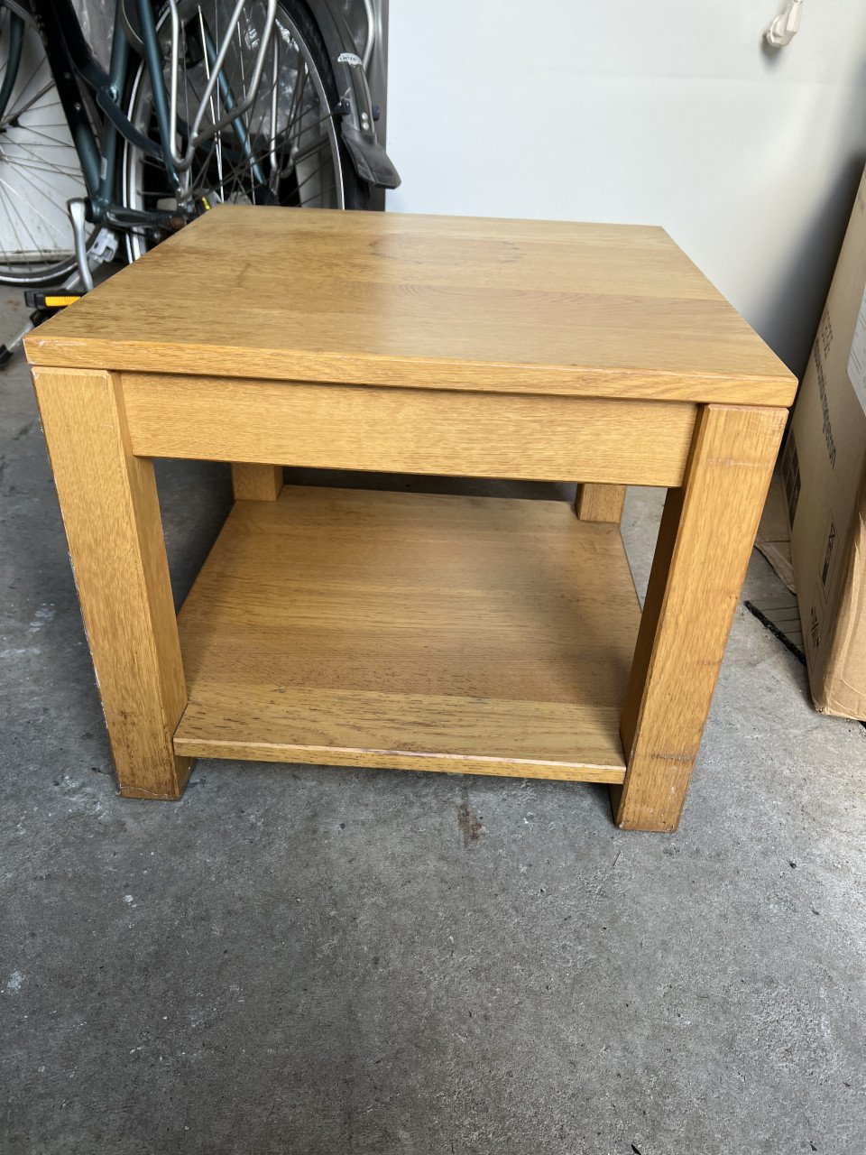 Zwaar Houten bijzettafel met onderblad Stevige massief houten bijzettafel