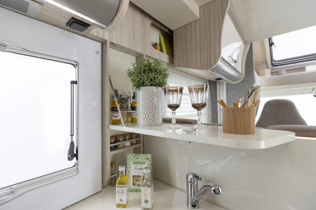 TE KOOP: Prachtige half-integraal camper, als nieuw!