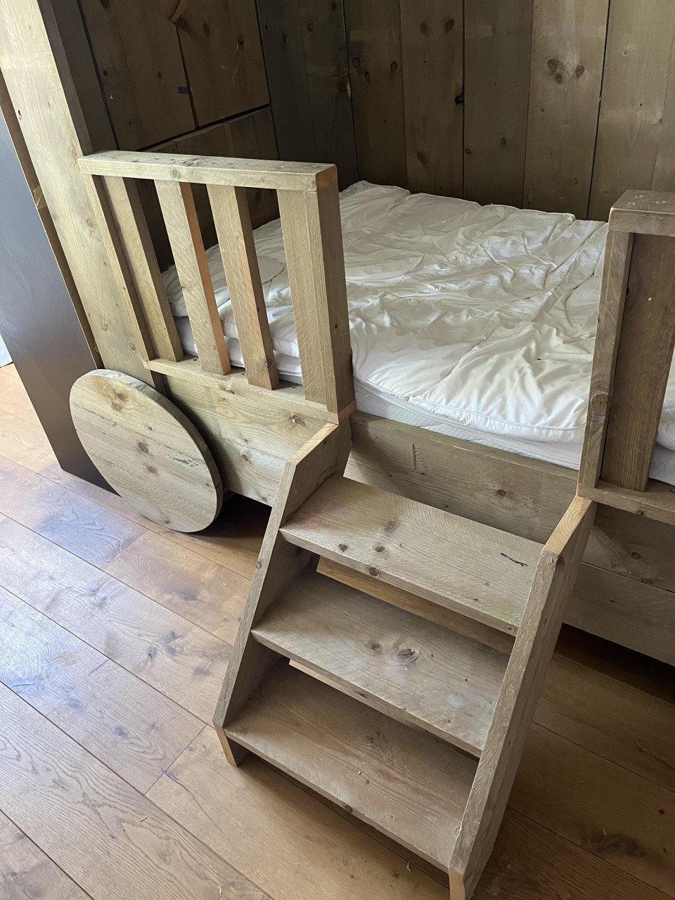Kinderbed stijgerhout