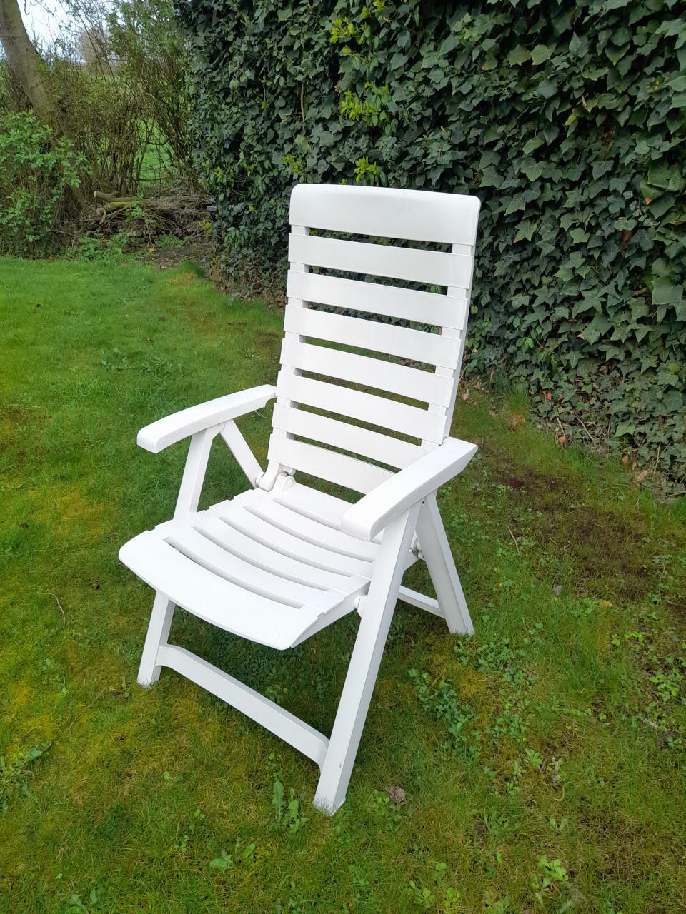 Nette verstelbare tuinstoel met kussen (in goede staat )