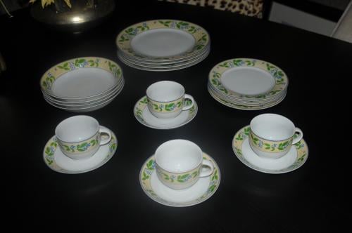 Vierdelig Bel Air Fine Porcelain servies, zo goed als nieuw!
