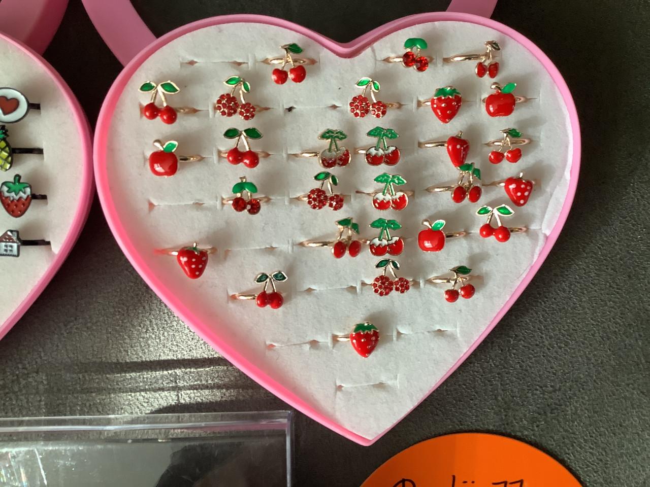 Partij leuke kinderringen. ( partij 77)