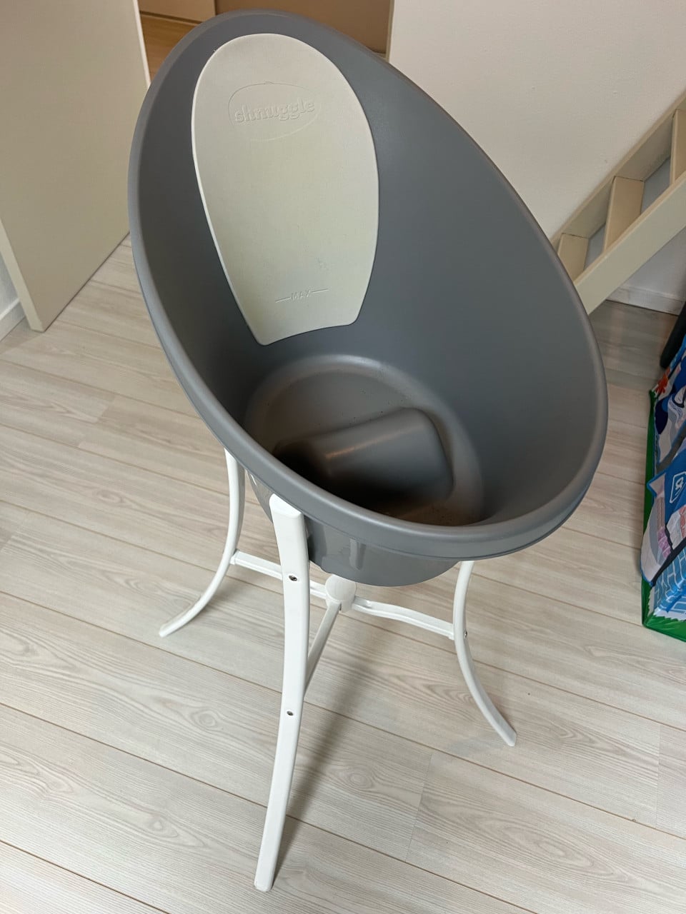 Shnuggle babybadje met standaard – grijs/wit