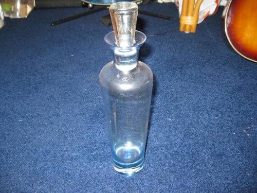 Blauwe glazen karaf