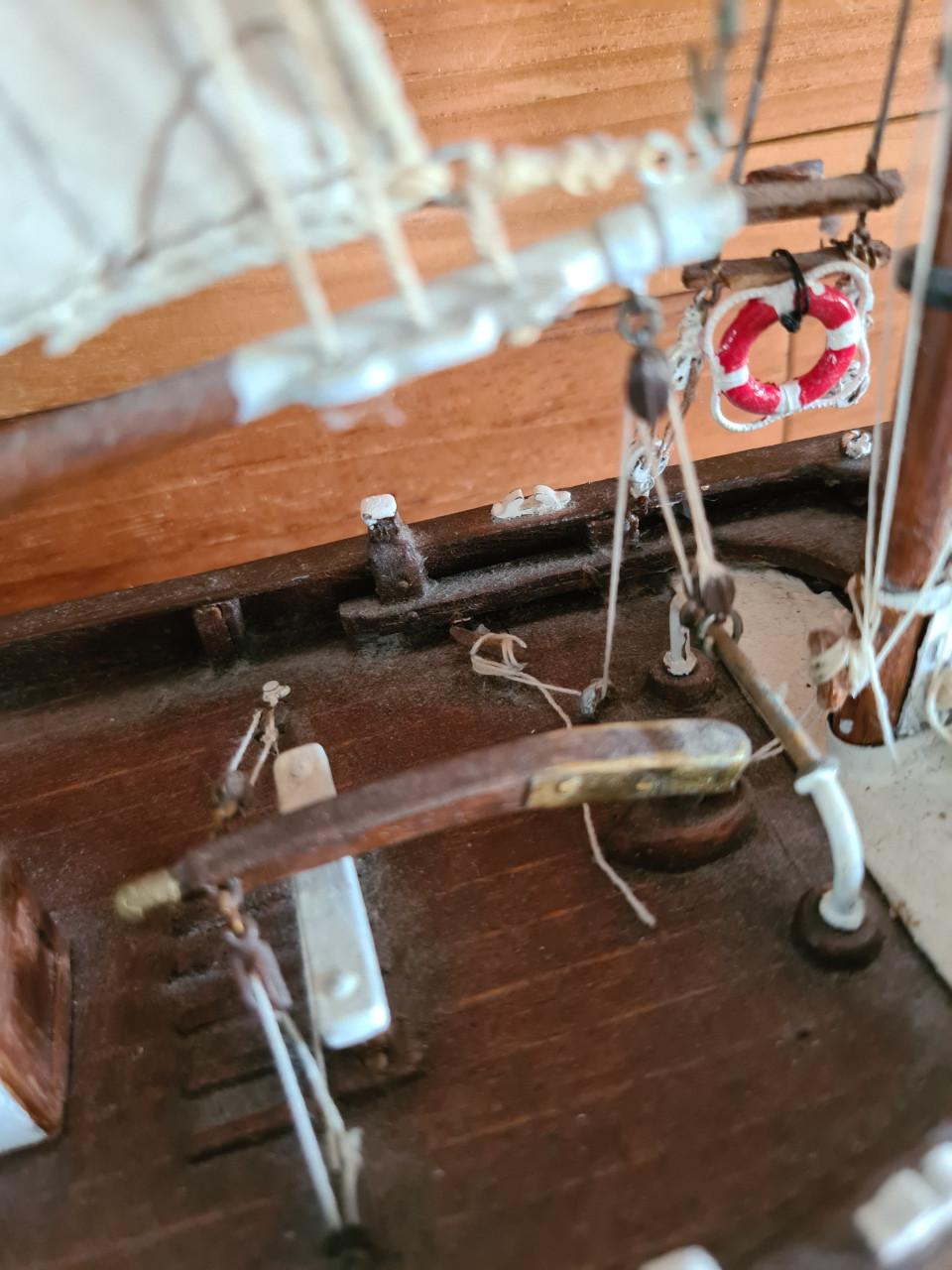 Gedetailleerd schaalmodel  "Marie-Jeanne" in vitrine kast