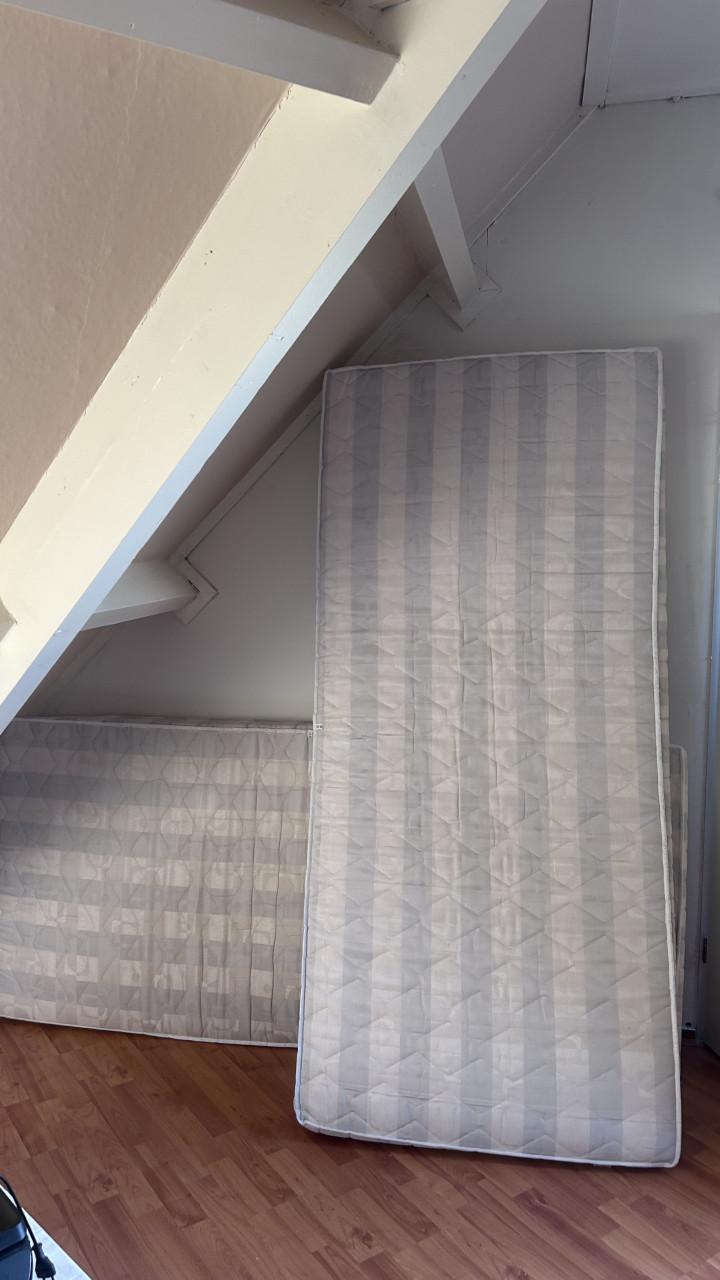 Te koop 2 eenpersoonsmatrassen 90x200 cm