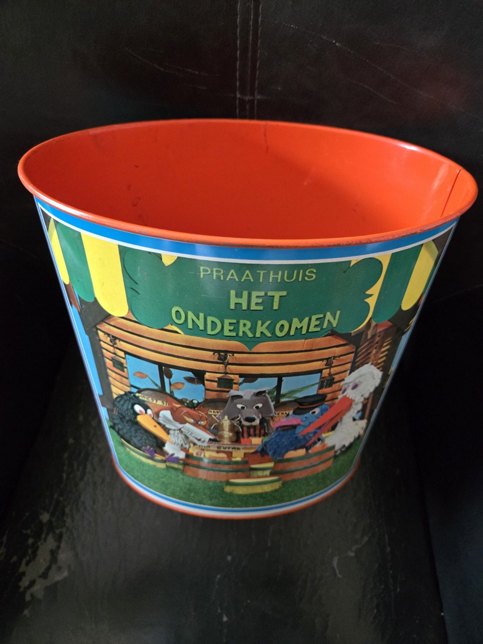 Fabeltjeskrant Vintage oranje metalen prullenbak van Tomado Holland
