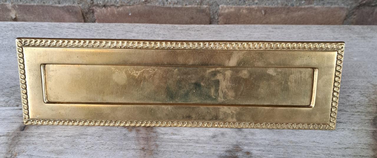 Koperen deurknop en brievenbus