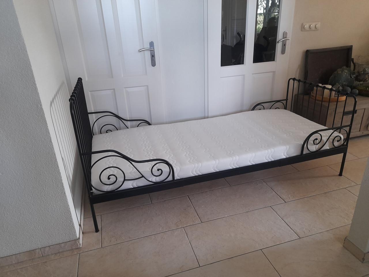 Meegroei bed  80 x 200 met matras (in goede nette staat )