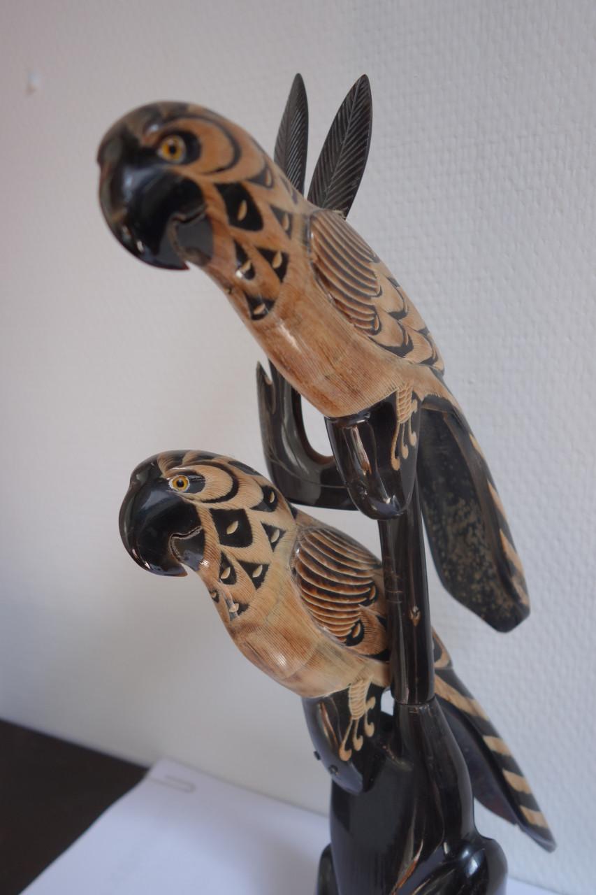 Heel mooi gesneden kunstwerk uit buffelhoorn  hoogte 39.5 cm