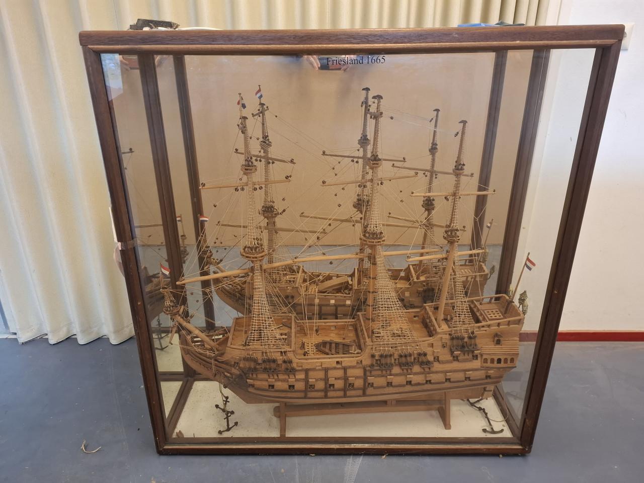 Unieke handgemaakte modelboot, spiegelschip Friesland 1665