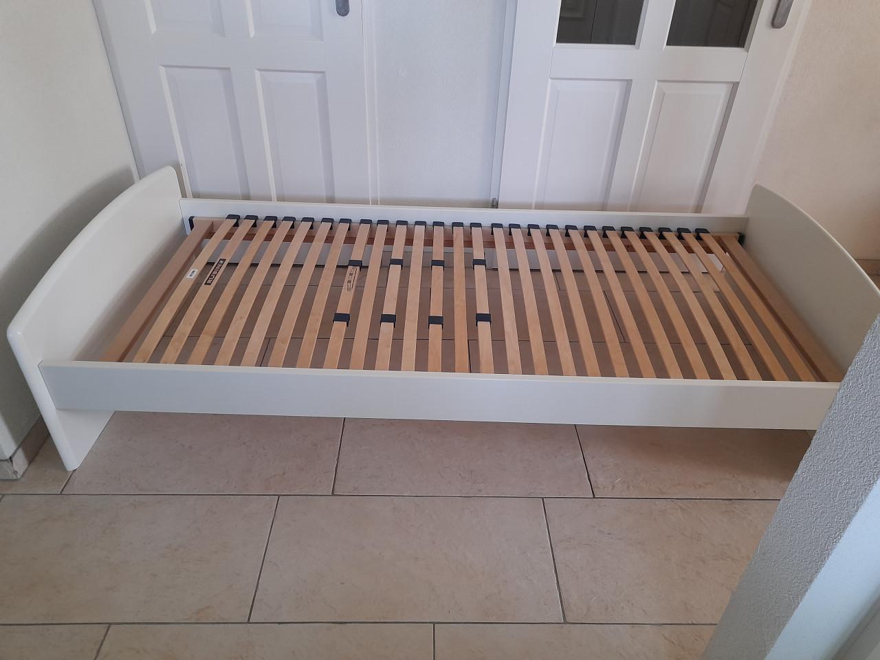 1 persoons bed 90 x 200 (in goede nette staat )