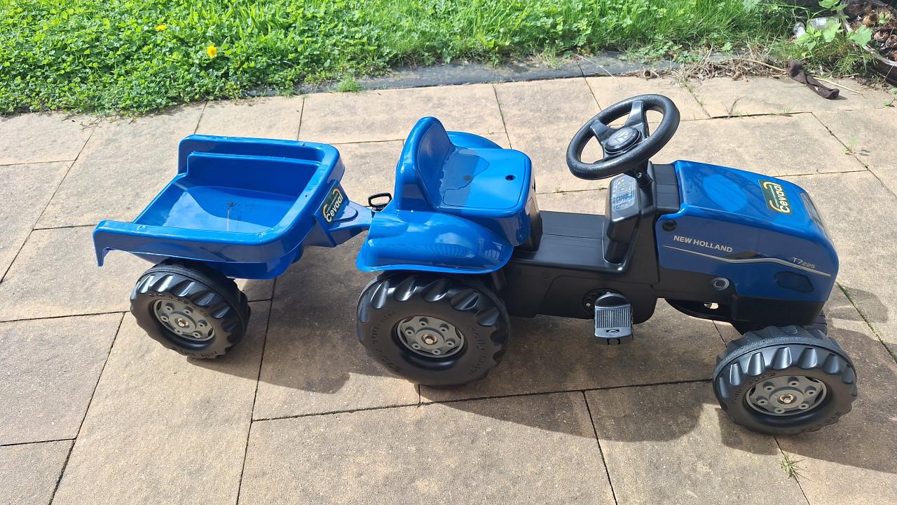 Traptractor met kar van New Holland