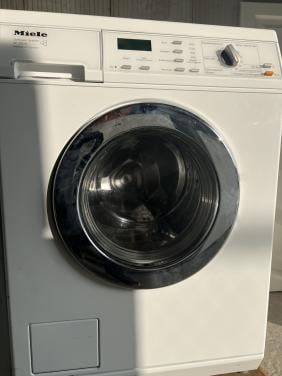 Miele wasmachine 6 kg. 1400 toren met boekje als nieuw