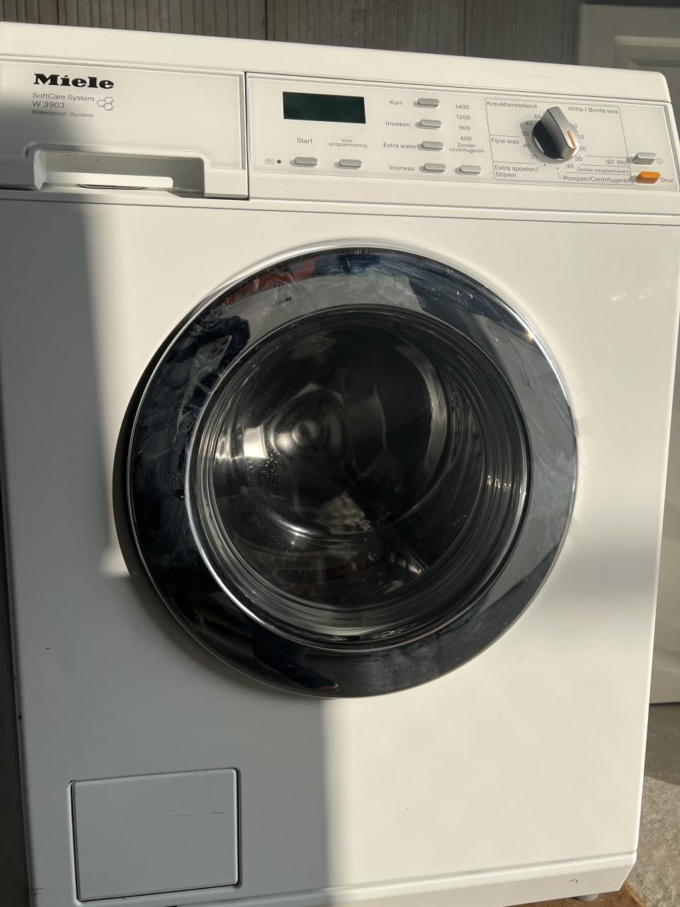 Miele wasmachine 6 kg. 1400 toren met boekje als nieuw